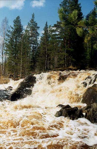 Вид с на левый слив Рускеальского водопада снизу по течению. Фото К.Волкова
