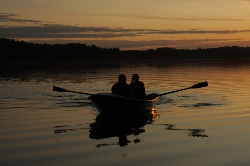 Туристы плыли по озеру на лодке. Рыбак в лодке на озере. Лодка с веслами. Лодка для рыбалки. Двое в лодке рыбаки.