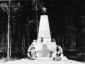 Братские могилы советских воинов, погибших в годы Великой Отечественной войны,13-18 июля 1944 г., п.Лоймола, 7-й км дороги на Колатсельгу (левая сторона)