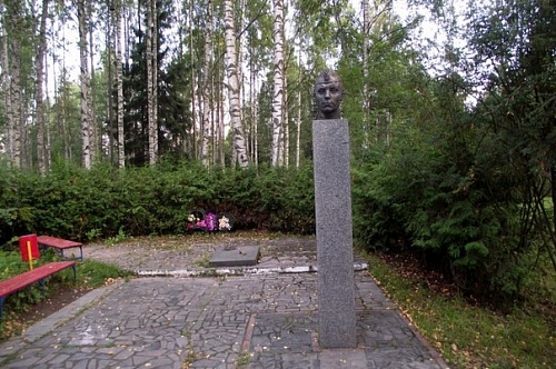 Памятник Герою Советского   Союза П.А.Тикиляйнену(1921-1941 гг.),